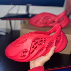 Yeezy Foam Runner Vermillion SIZE 9